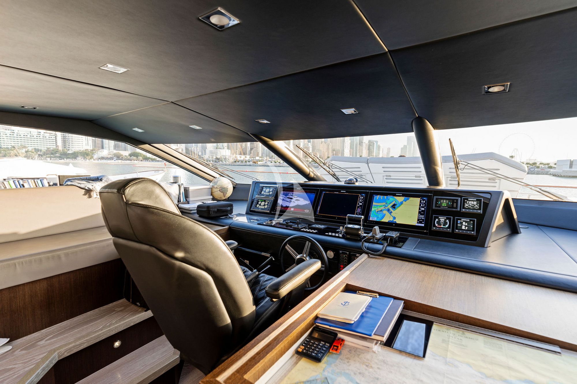 NEW EDGE Sunseeker 95 - cockpit